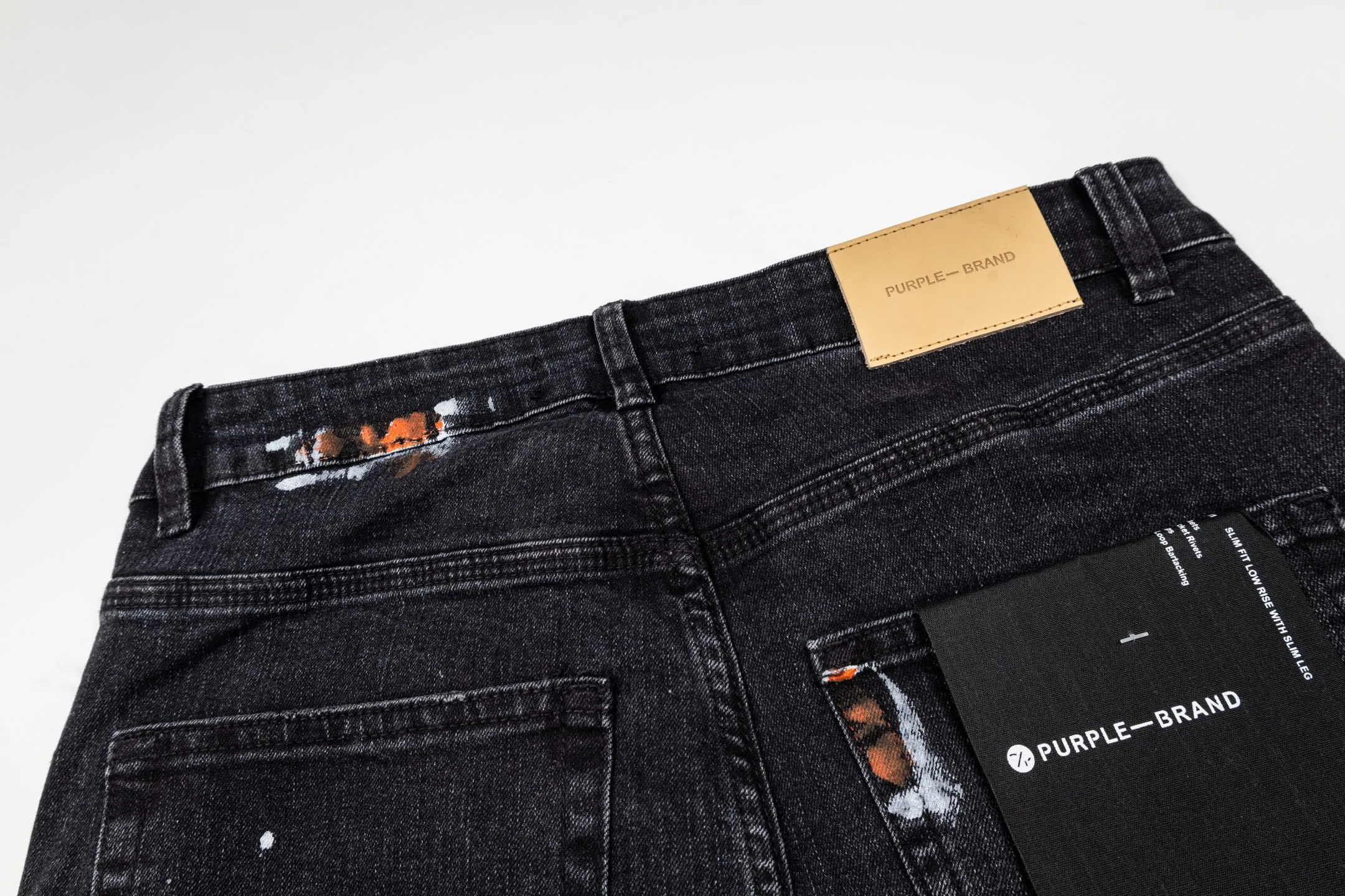 145 PURPLE BRAND 26New Arrival washed jeans with splash holes and holes. Really restores the ultimate Vintage texture. Three-dimensional version. Loose and comfortable, not picky on the figure. Makes taller and slimmer. Factory-made. Original factory quality control. Same style for men and women. Can be paired with couples. Versatile recommendation. Must-have jeans for all seasons. Hipsters have been disappointed. From the quality selection of fabrics, the tailoring of details, and the matching of patterns, they are all impeccable! The upper body is so handsome when worn...it can be easily worn by men, women and children! The craftsmanship is made of heavy-duty washed pure cotton denim fabric. After washing, it is soft and thick. It is very stylish when worn on the body. Color: Black Style number: # Size: 28 30 32 34 36